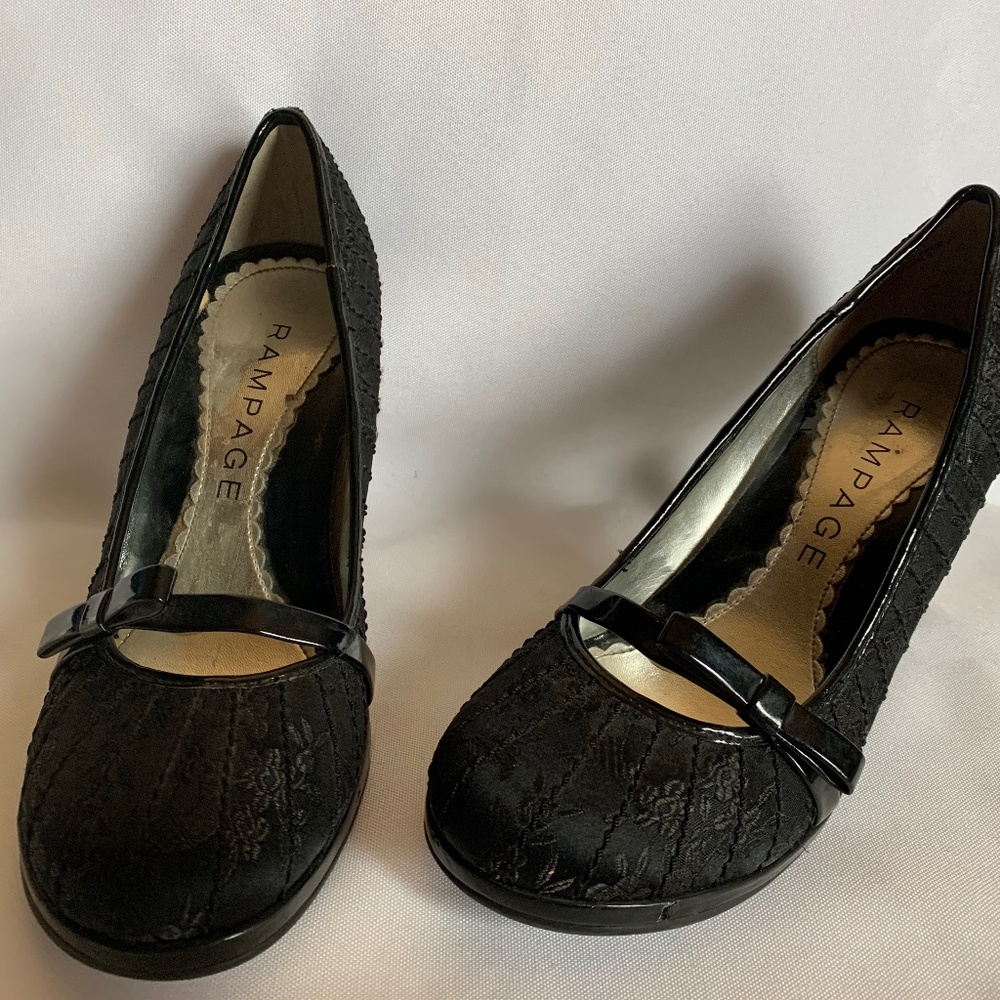 Oh So Pretty! Rampage Black Embroidered Heels!